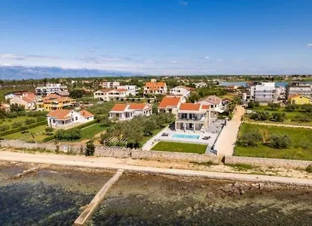 Luxurious Beachfront 