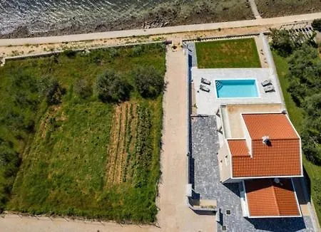 Luxurious Beachfront 