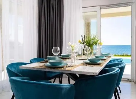 Luxurious Beachfront 